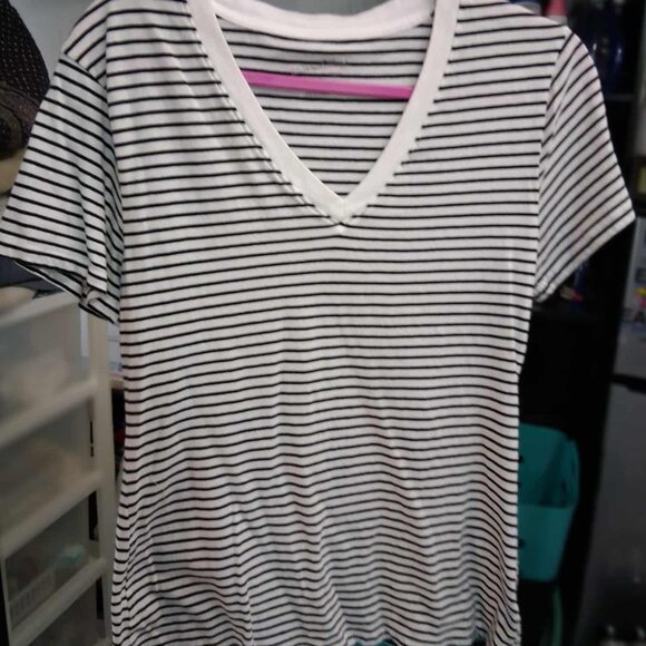 Universal Thread SIZE SMALL Shirt Sleeved Blue and White Striped VNeck Tshirt - Picture 1 of 8